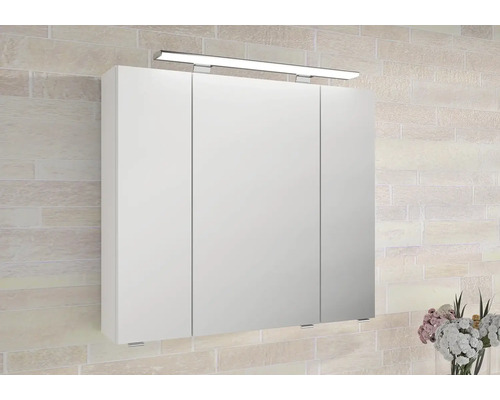 Zrkadlová skrinka s osvetlením v kúpeľni