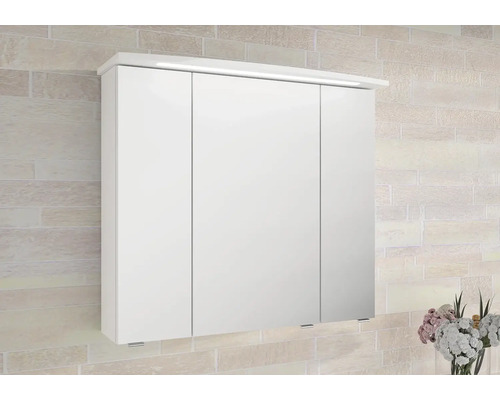 Biela zrkadlová skrinka s tromi dvierkami a osvetlením na stene