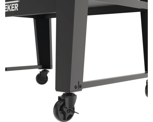 Detailný pohľad na grilovací vozík s kolieskami.