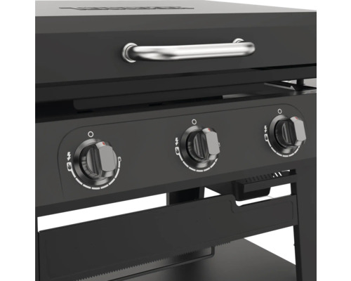 Detail čierneho plynového grilu s otočnými gombíkmi na ovládanie