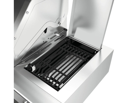 Detailný pohľad na nerezový gril s otvoreným vekom a grilovacím roštom