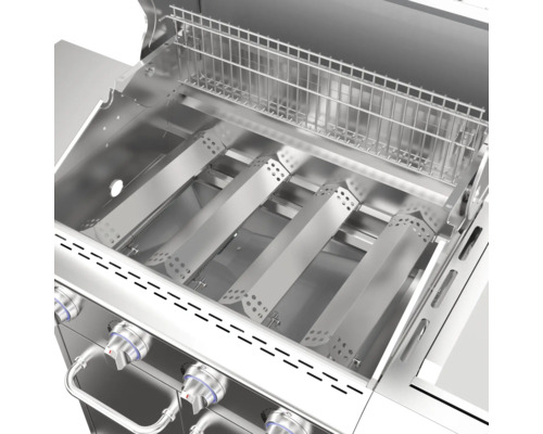 Vnútorný pohľad na plynový gril s grilovacím roštom a horákmi z nehrdzavejúcej ocele