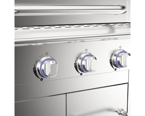 Detail nerezového plynového grilu s otočnými gombíkmi