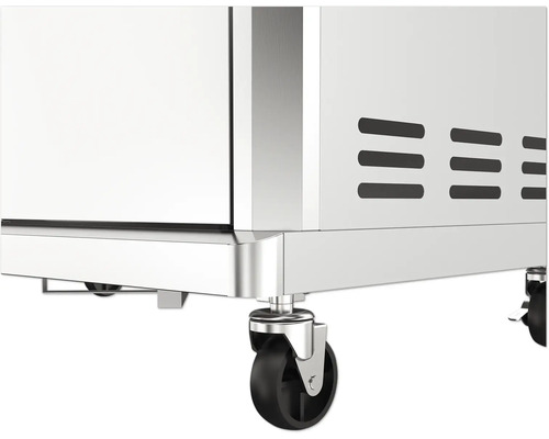 Detail oceľovej skrine s kolieskami