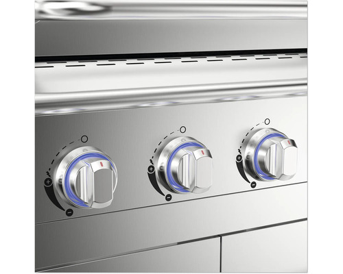 Detail troch strieborných otočných gombíkov na grile.