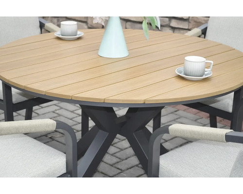 Okrúhly záhradný stôl z dreva so zodpovedajúcimi stoličkami