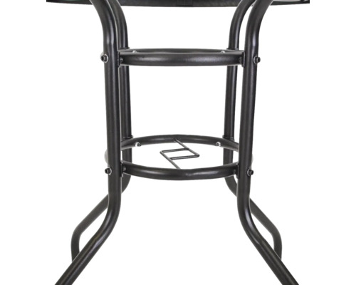 Detailný záber na podstavec záhradného stola z kovu