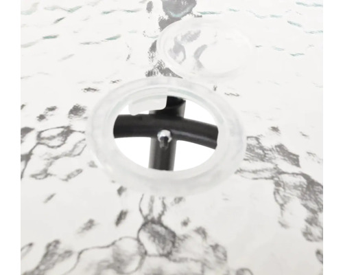 Detailný pohľad na dosku stola s otvorom pre slnečník