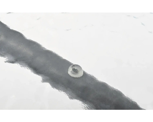 Gumový tesniaci krúžok na lesklom povrchu