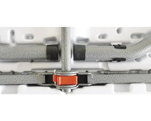 Detail spodnej strany skladacieho stola s kovovými nohami a aretačným mechanizmom