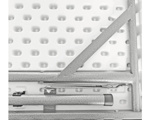 Detail skladacieho stola s kovovým rámom a plastovou doskou