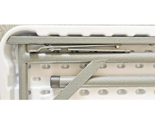 Detail skladacieho stola s kovovým rámom a mechanizmom