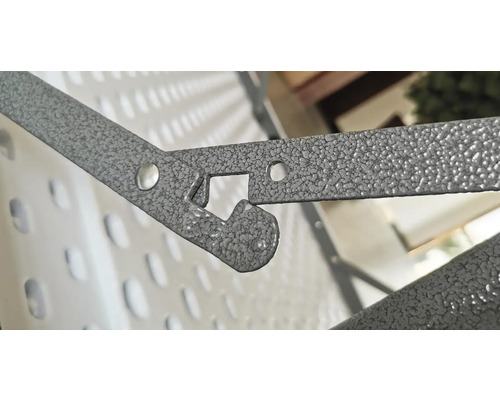 Detailný záber skladacieho stola s kovovým rámom