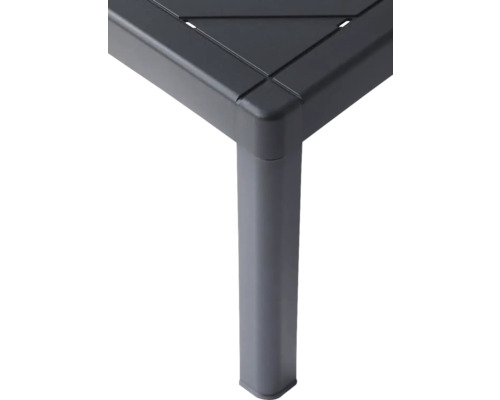 Detail záhradného stola s nohou a doskou stola