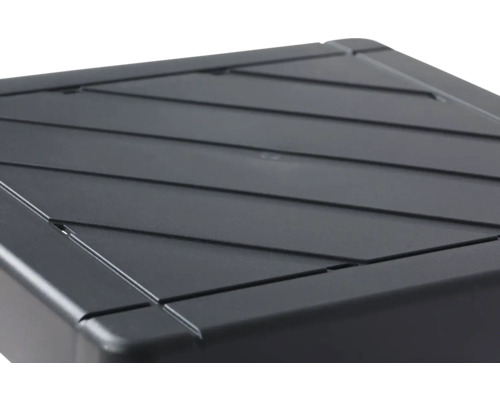 Vrchná časť sivej stoličky s ryhovaným povrchom