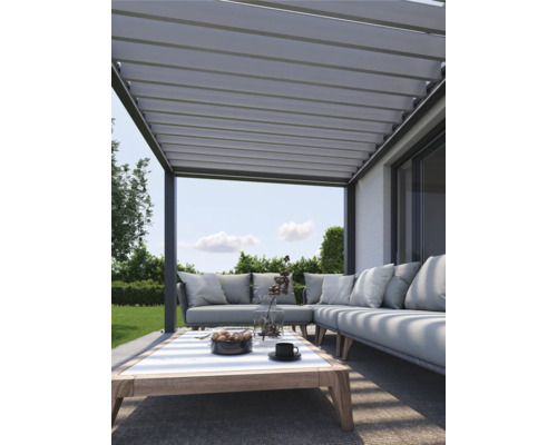 Pergola so záhradným nábytkom a stolom na terase
