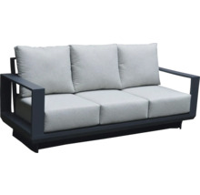 Sivá vonkajšia pohovka s tromi sedadlami a vankúšmi