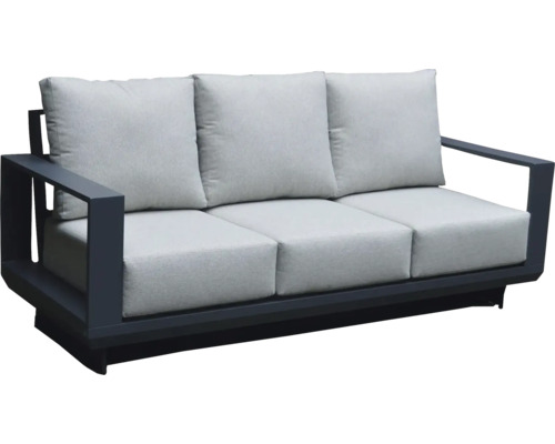 Sivá vonkajšia pohovka s tromi sedadlami a vankúšmi