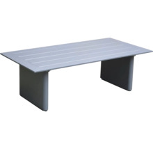 Moderný stôl s vrúbkovaným dizajnom a obdĺžnikovou doskou