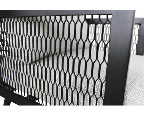 Detailný pohľad na stoličku s kovovou mriežkovou štruktúrou