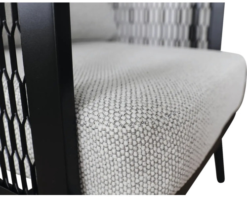 Detailný pohľad na stoličku s textilným poťahom a kovovým rámom