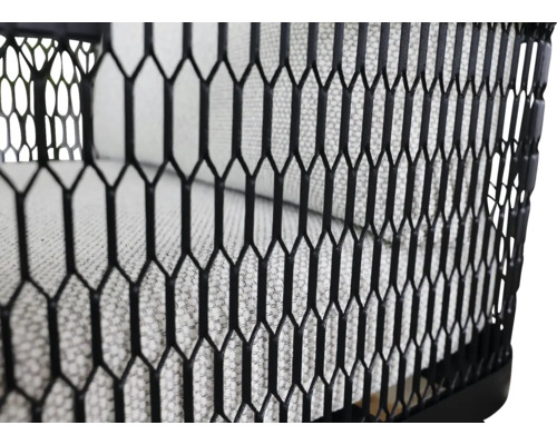 Detailný pohľad na čierny drôtený kôš s textilnou vložkou