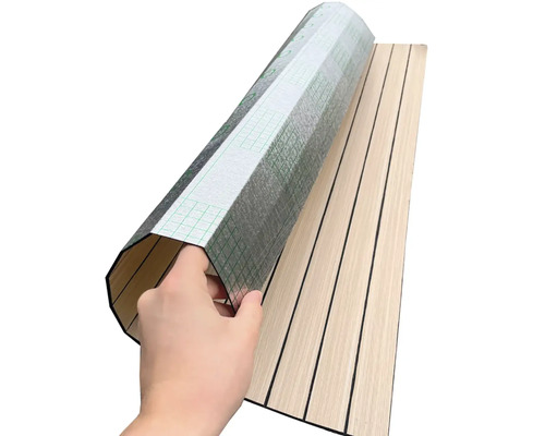 Samolepiace drevené panely v roli pre obklady stien a stropov