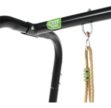 Detailný pohľad na čiernu hojdačku s lanom a logom Exit Toys