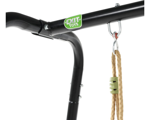 Detailný pohľad na čiernu hojdačku s lanom a logom Exit Toys