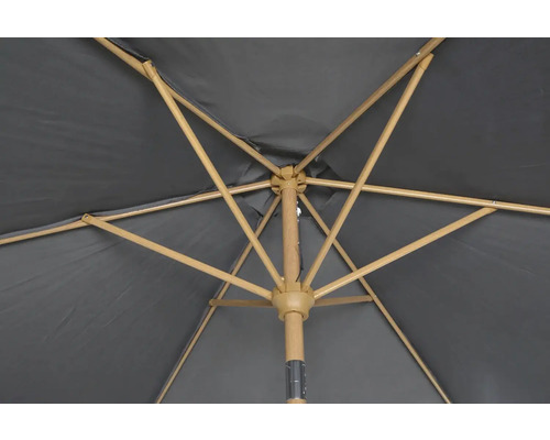 Detail otvoreného slnečníka s drevenými lamelami a poťahom