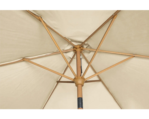 Vnútorný pohľad na otvorený slnečník s dreveným rámom a látkovým poťahom