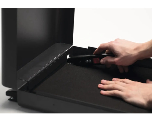 Detailný pohľad na trezor s manipuláciou osobou