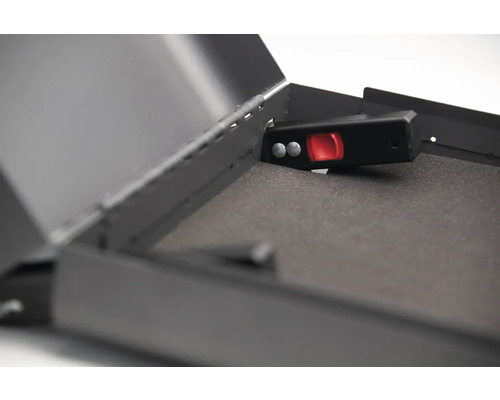 Otvorený trezor s červeným tlačidlom