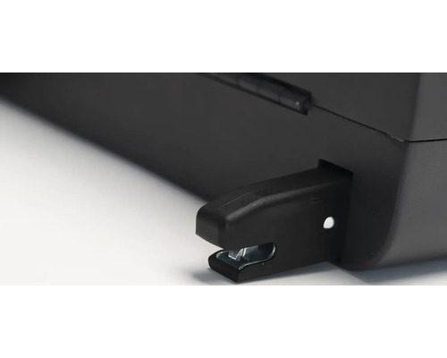 Detailný pohľad na čiernu zošívačku s kovovými sponkami