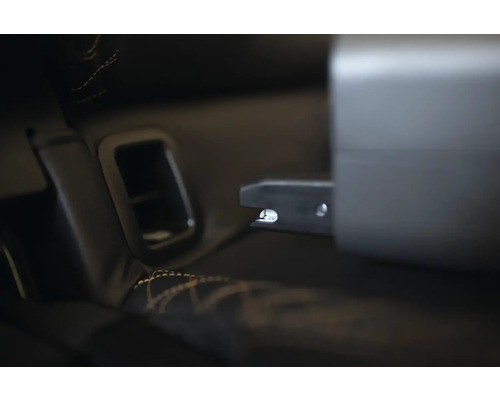 Detailný záber interiéru automobilu s výstupom vzduchu a kovovým prvkom