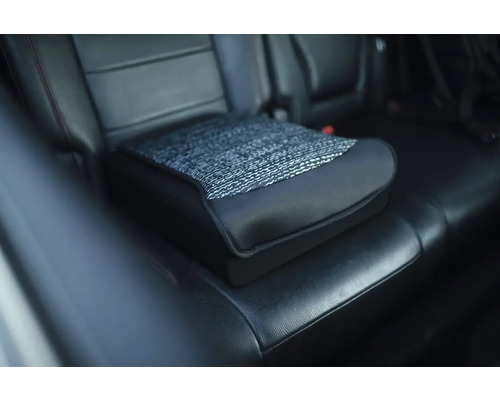 Sedák so vzorovaným poťahom na autosedačke