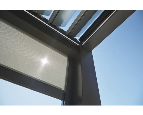 Detailný pohľad na pergolu s lamelovou strechou a ochranou proti slnku