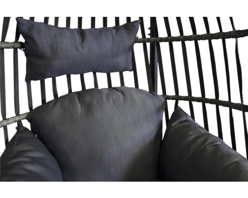 Detail vankúšov v závesnom ratanovom kresle