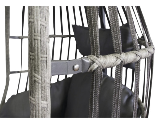 Detailný záber závesného ratanového kresla s pletenou štruktúrou a sedákom