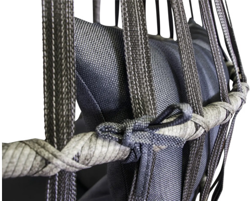 Detailný záber závesného koša s pleteným rámom a polstrovaním