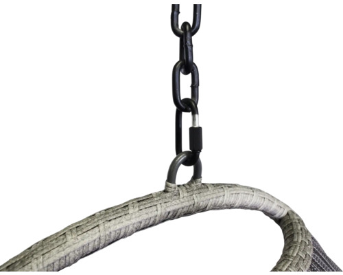 Detail závesného zariadenia s reťazou a pleteným rámom