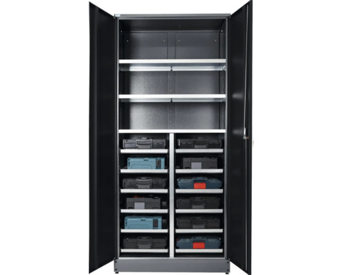 Otvorená skriňa na náradie s policami a kufríkmi na náradie