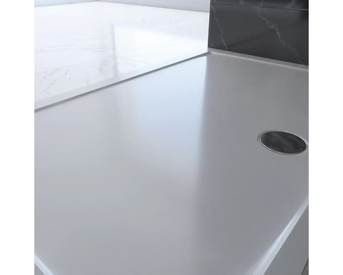 Sprchová vanička s odtokom v kúpeľni