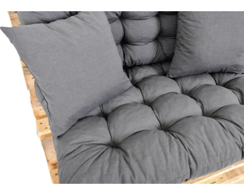 Sivé paletové vankúše s dvoma dekoračnými vankúšmi