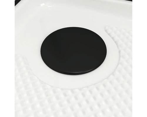 Detailný záber odtoku sprchovej vaničky s krytom