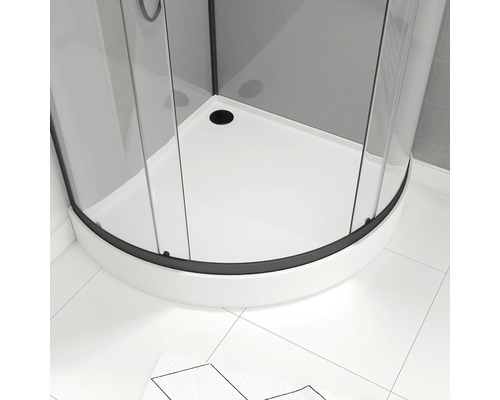 Rohová sprcha s čiernym rámom a bielou sprchovou vaničkou