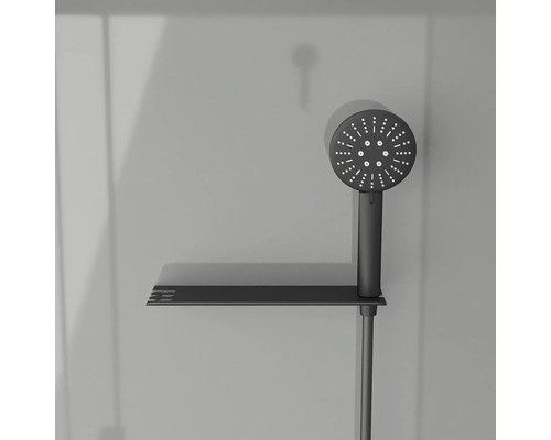 Sprchový stĺp s poličkou v kúpeľni