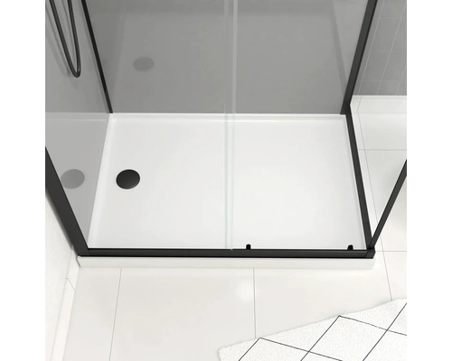 Sprchovací kút s čiernym rámom a bielou sprchovacou vaničkou