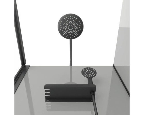 Sprchová hlavica a ručná sprcha v sprchovacom kúte