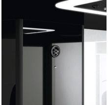 Detailný záber kúpeľňovej skrinky s odtokovou zátkou